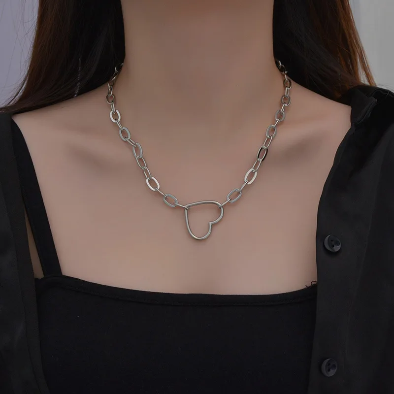 

2021 Fashionable Heart Short Choker Necklace for Lady Chunky Necklace Strendy Choker Stainless Steel Chokers Necklaces Jewelry