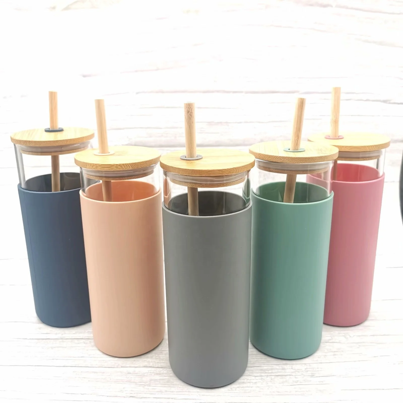 

Factory custom Amazon Hot Sale 20oz Borosilicate Glass Tumbler Glass Water Bottle With Straw Silicone Sleeve Bamboo Lid, Customized color