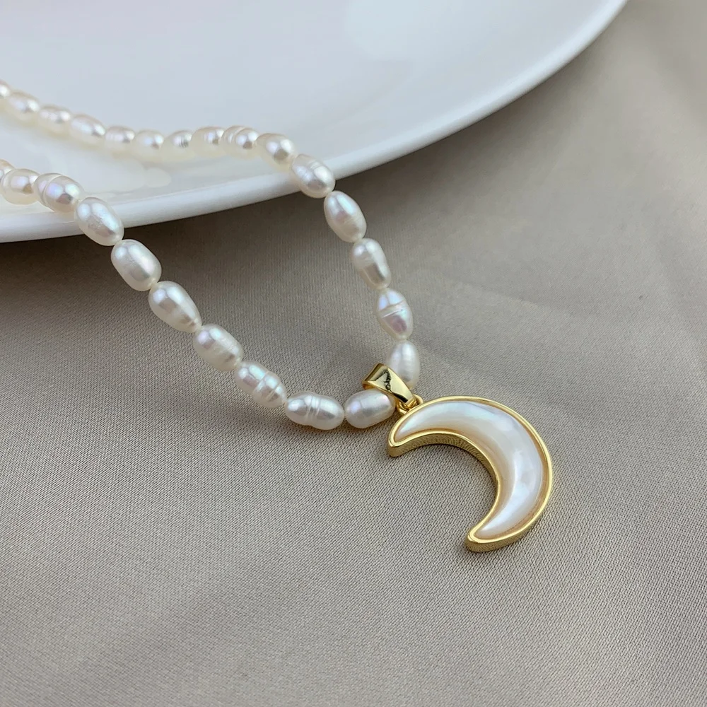 

Natural MOP Shell Moon Pendant Freshwater Pearl Chokers Necklace For Women 2021 Fashion Jewelry