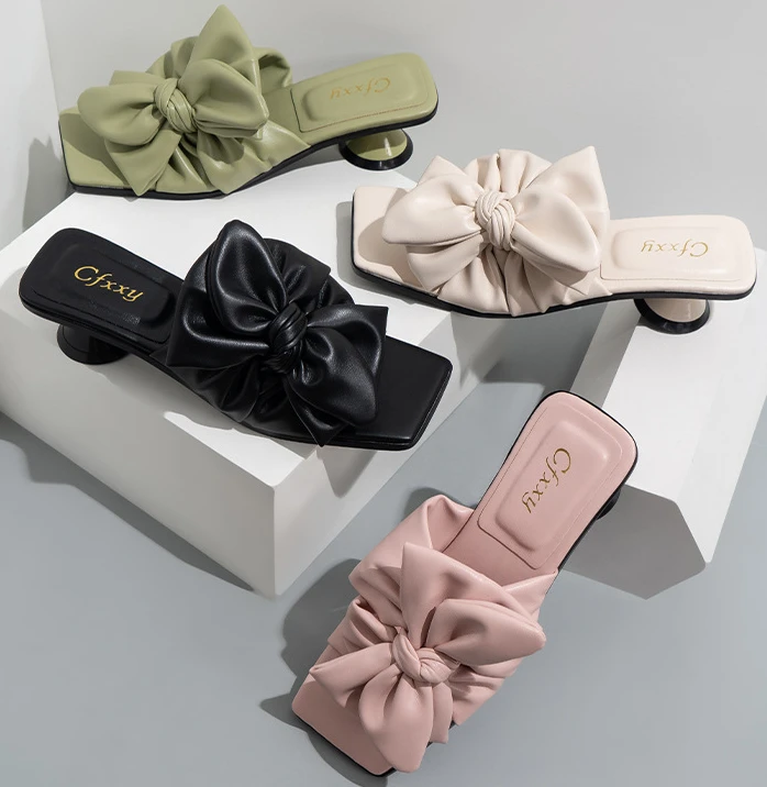 

Sandal Sandals with Sandals in whole color Square toe medium heel