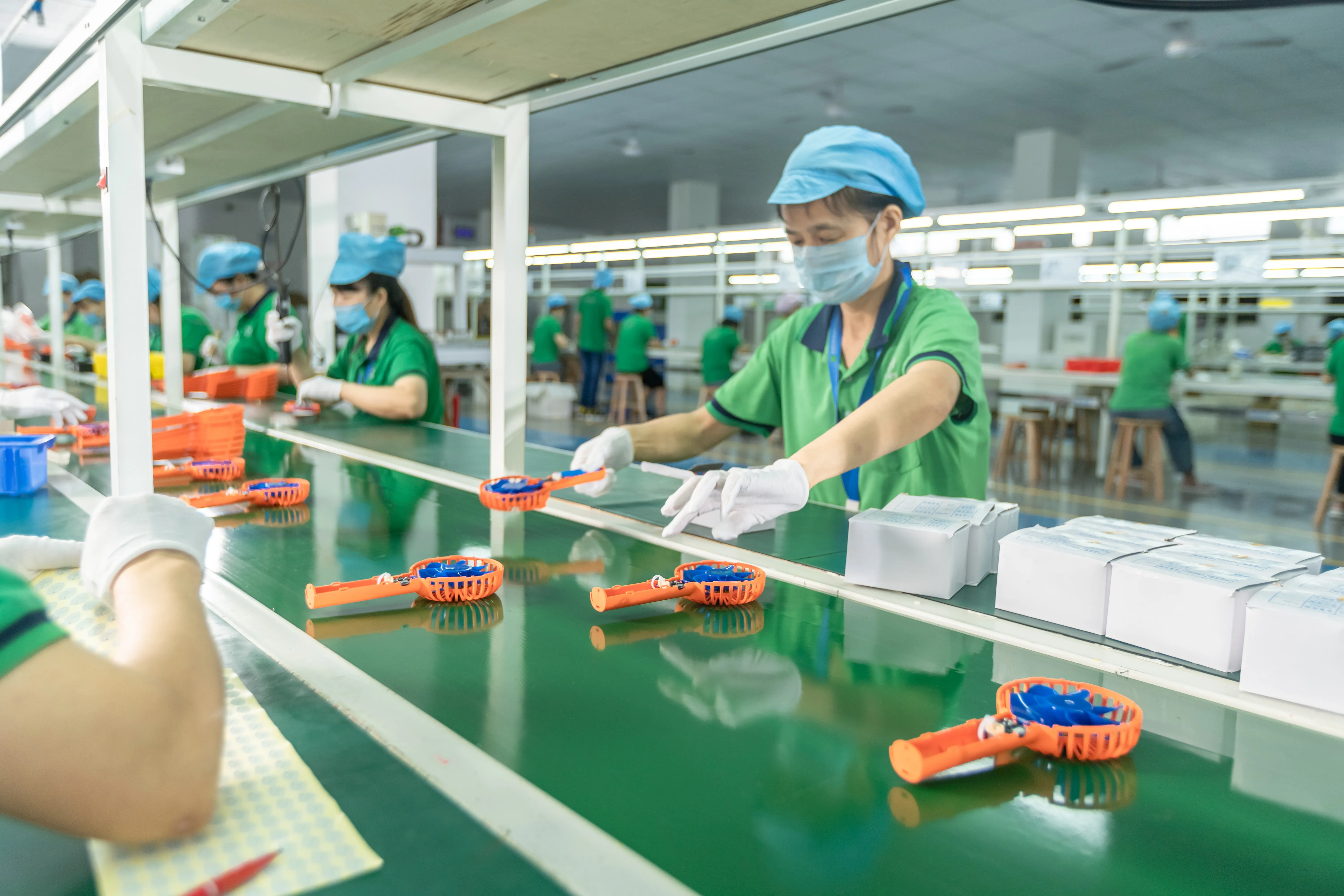 斯惠威组装产线 — 4条流水线组装牙刷消毒器、便携风扇等产品