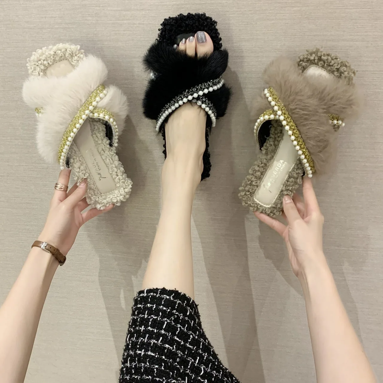 

Xiaoxiangfeng plush slippers women's autumn Korean version new cross pearl flat bottomed women's slippers