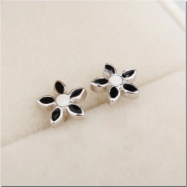 Korean version of sterling silver dripping flower earrings female temperament black and white flower mini earrings