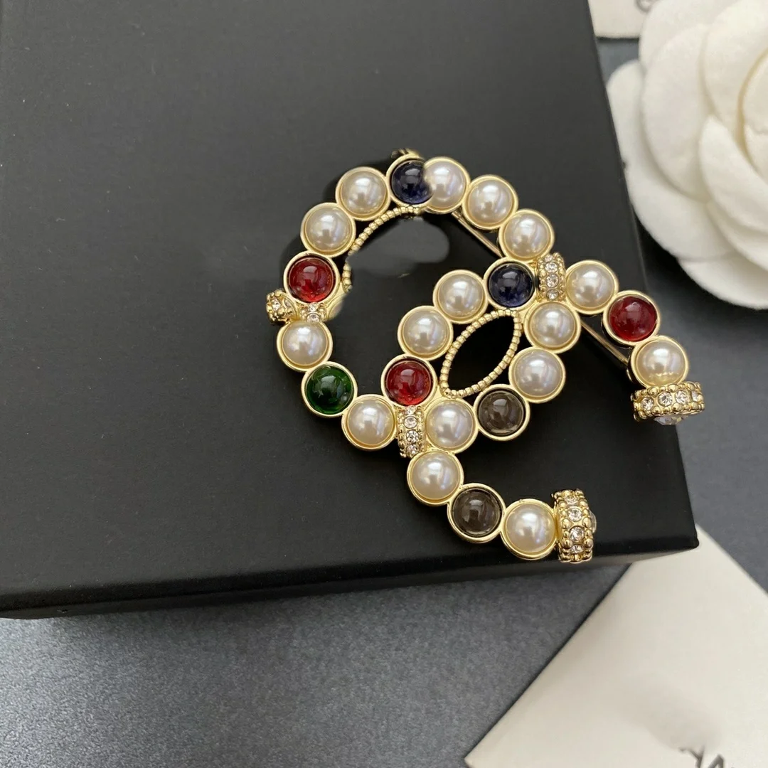 

2021 new fashion designer jewelry brass color masonry luxury letter C brooch for women, As picture