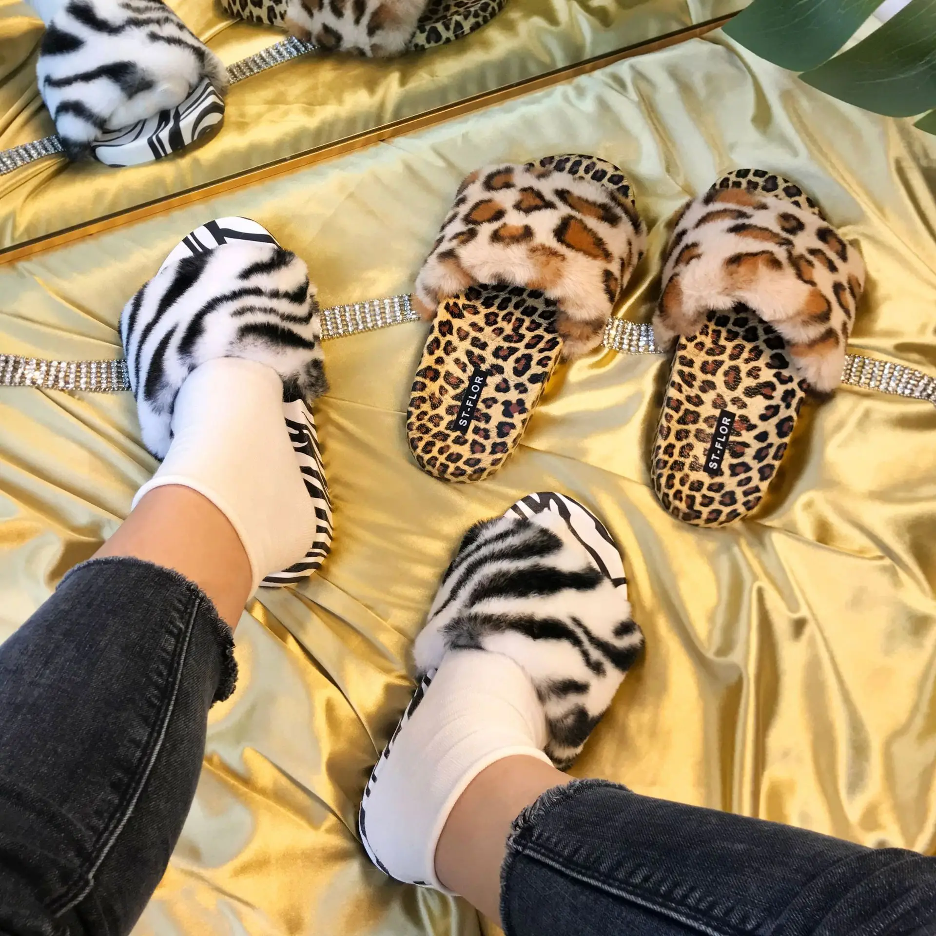 

2021 Summer Fashion Black And White Leopard Print Flat Ladies Sandals Furry Slippers External wear, 2 colors