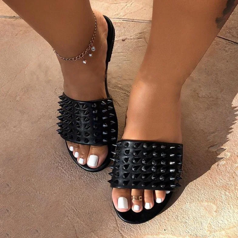 

2020 Street fashion travel outdoor women studded rivet jelly sandals