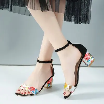 

2021 summer new one-word floral sandals thick heel buckle round head all-match women's shoes