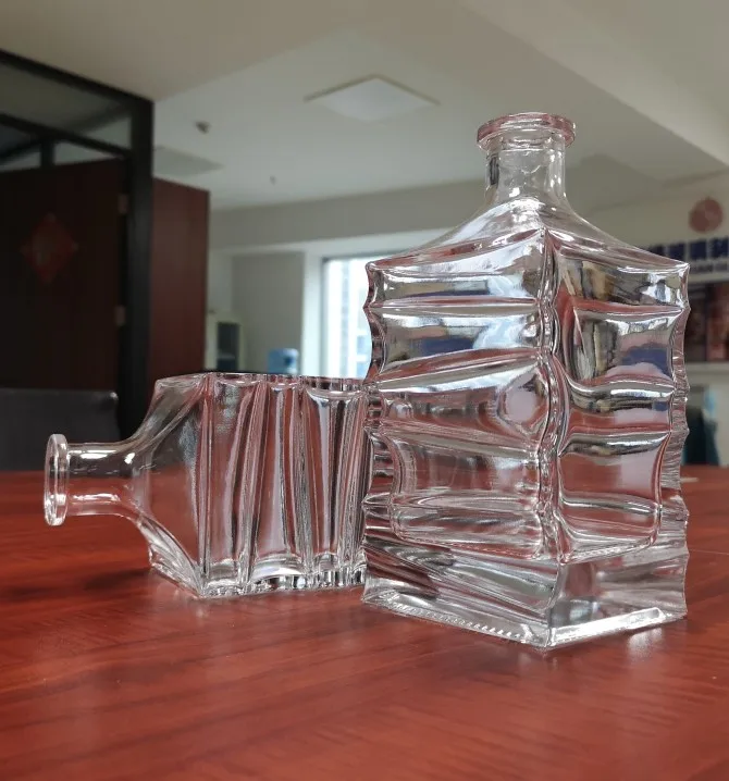 750毫升批发新设计方形水晶形状酒瓶,带玻璃软木