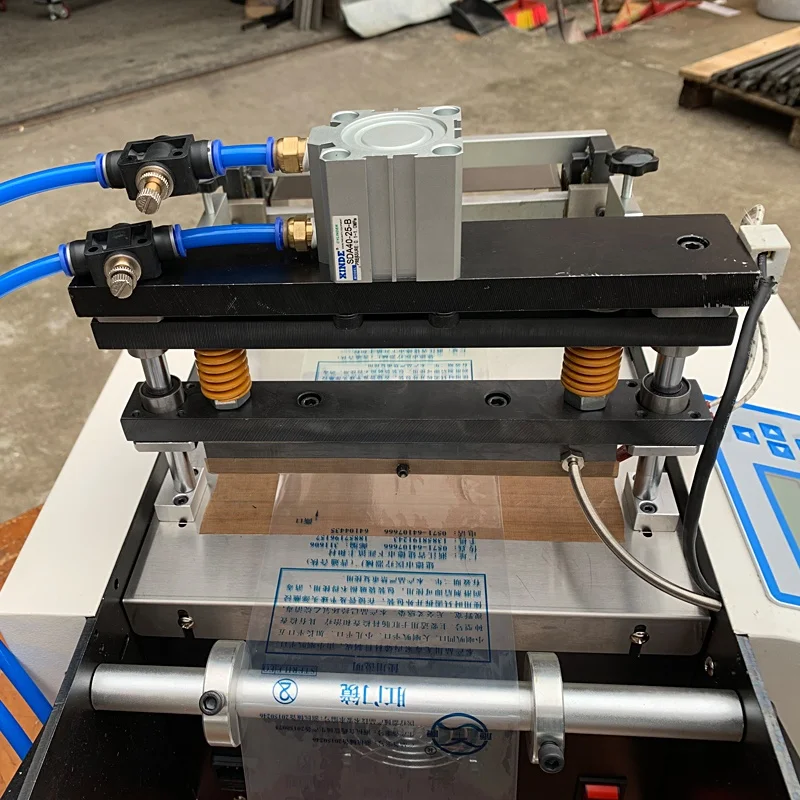 
Specializing in the production of heat-sealed cold-cut packaging plastic bag automatic bag making machine PE/pvc film bag cuttin 