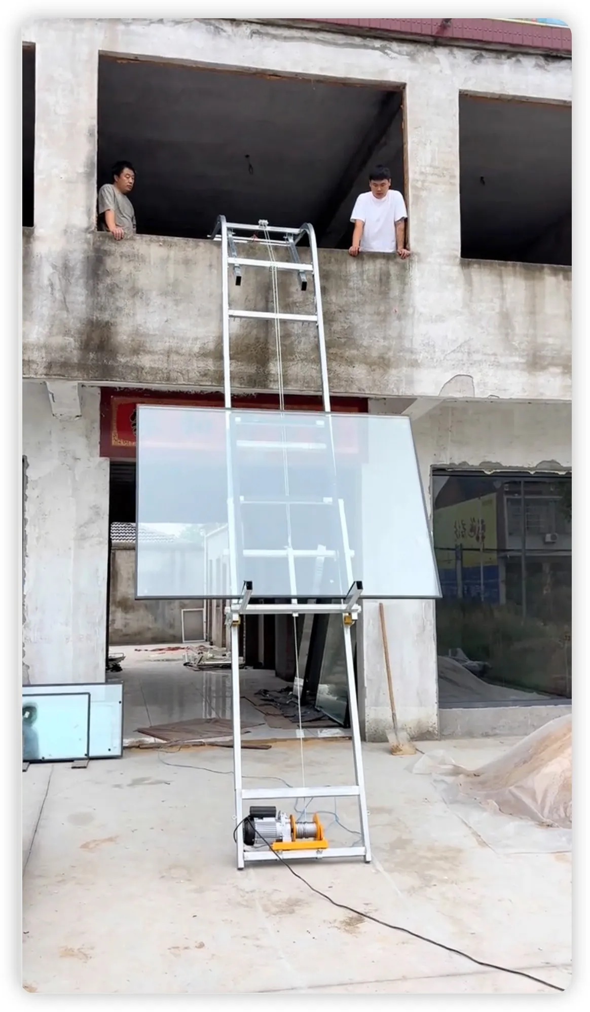 Automatic Turning Solar Panel Lift in rooftop installation work