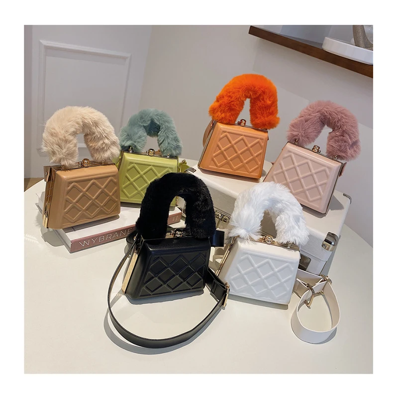 

New Winter Brand Soft Warm Faux Fur Handle Handbags Women Small Diaomd Lattice Tote Designer Trapezoid Luxury Messenger Bags