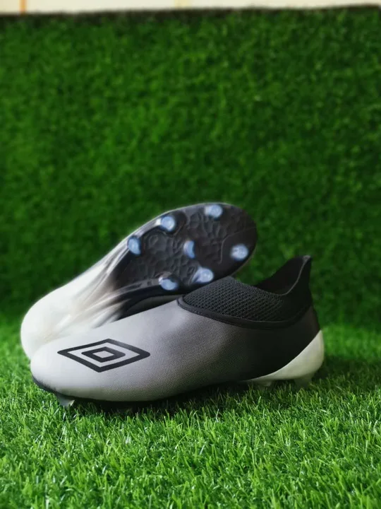 Wholesale White And Black Gradient Printing In Fine Particle Upper Soccer Football Shoes Low Cut