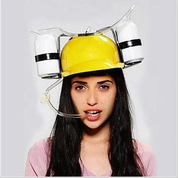 шлем с трубочками для пива. кепка с пивом. шляпа с газировкой. каска с трубочками для напитков. каска для напитков.