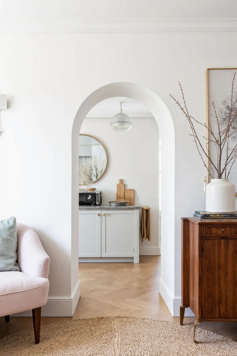Arched doorway connecting living room and kitchen