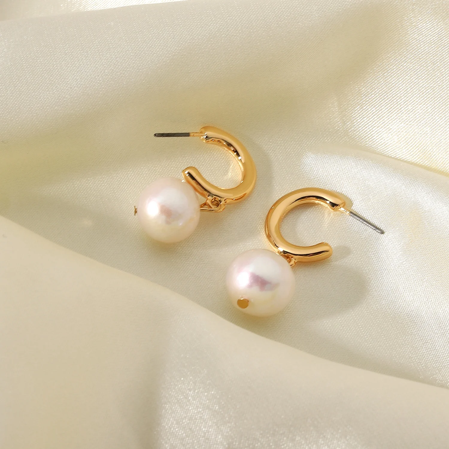 

2021 Fashion Jewelry Gold Plated CC Hoop Pearl Earrings Geometric C Shape Freshwater Pearl Hoop Earrings for Women