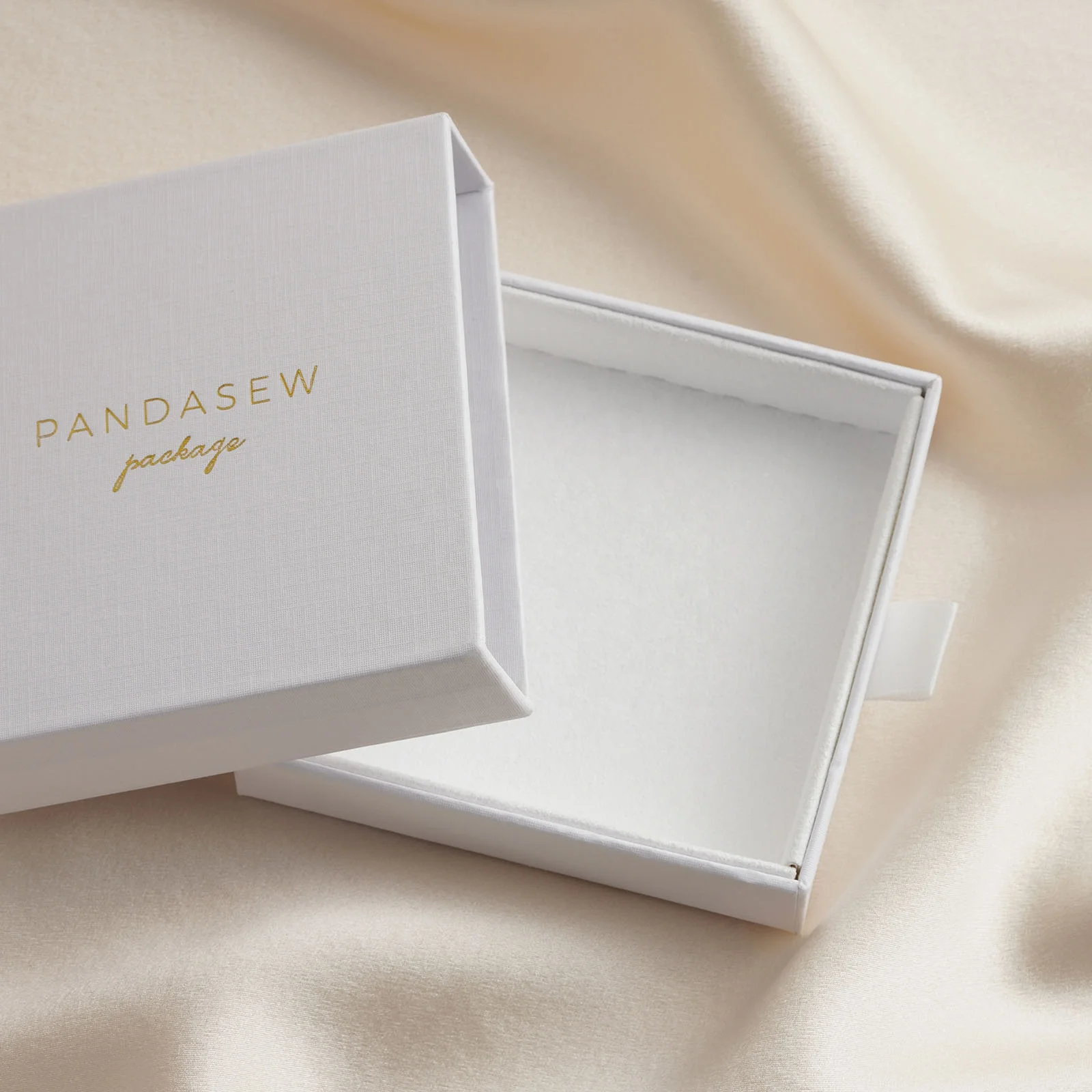 

PandaSew Custom Logo Luxury Paperboard with White Microfiber Inside Gift Packaging Elegant Jewelry Box, White or customized color