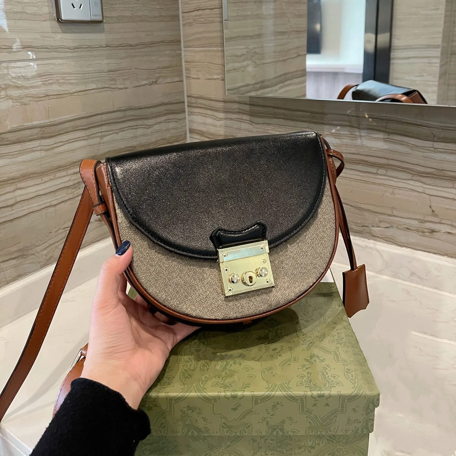

2021 Tip Quality Ladies Real Leather One Side Shoulder Saddle Flap Bags Decorated With Characters Wholesale Woman Crossbody Bag