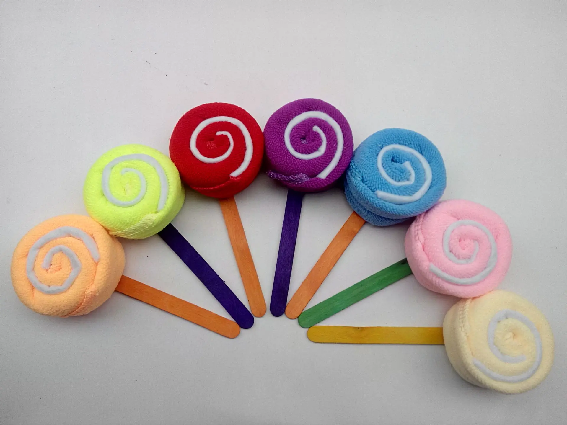 Лепка продукты питания. Лепка леденец. Лепим конфетки в младшей группе. Поделки из пластилина для детей 3-4. Палочки конфетки лепка вторая младшая группа.