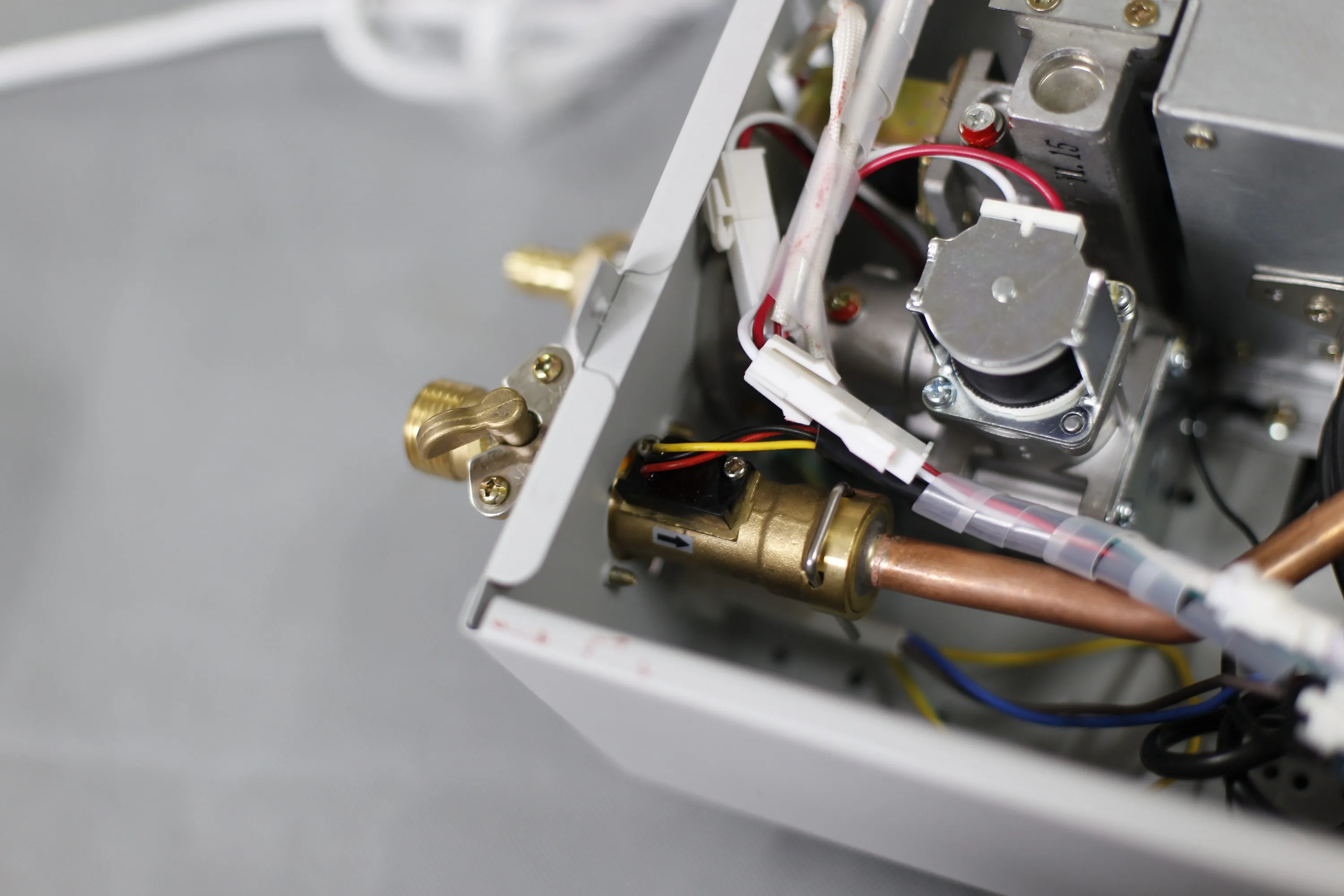 220V Tankless Gas Water Heater with 0.015Mpa-0.8MPa Water Pressure Start and Over 89% Heat Efficiency