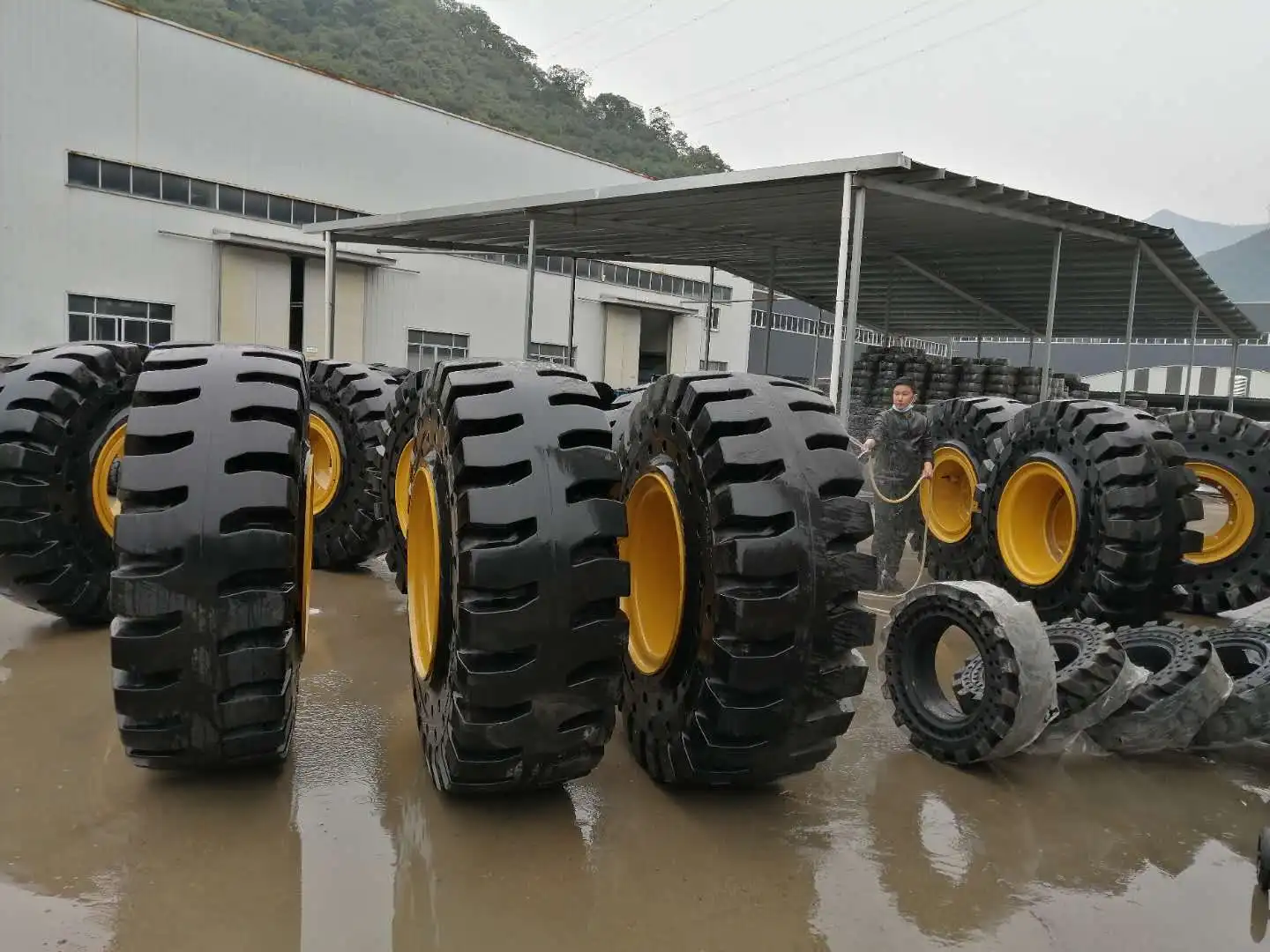 17.5-25 20.5-25 23.5-25 26.5-25 Solid Tires For Wheel Loader - Buy 23.5 ...