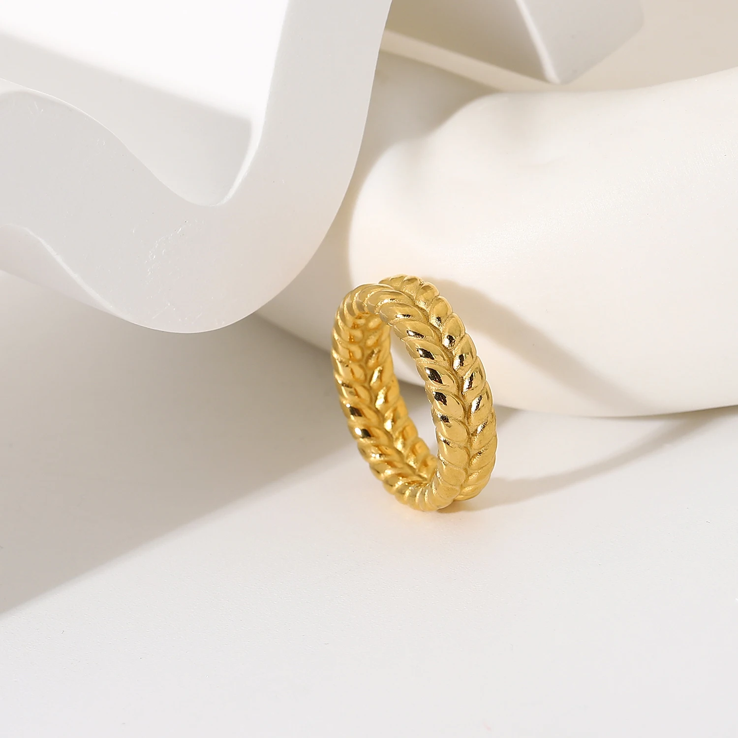 

2021Circle Accessories 18K Gold Plated Stainless Steel Wheat Twisted Braid Finger Rings For Women