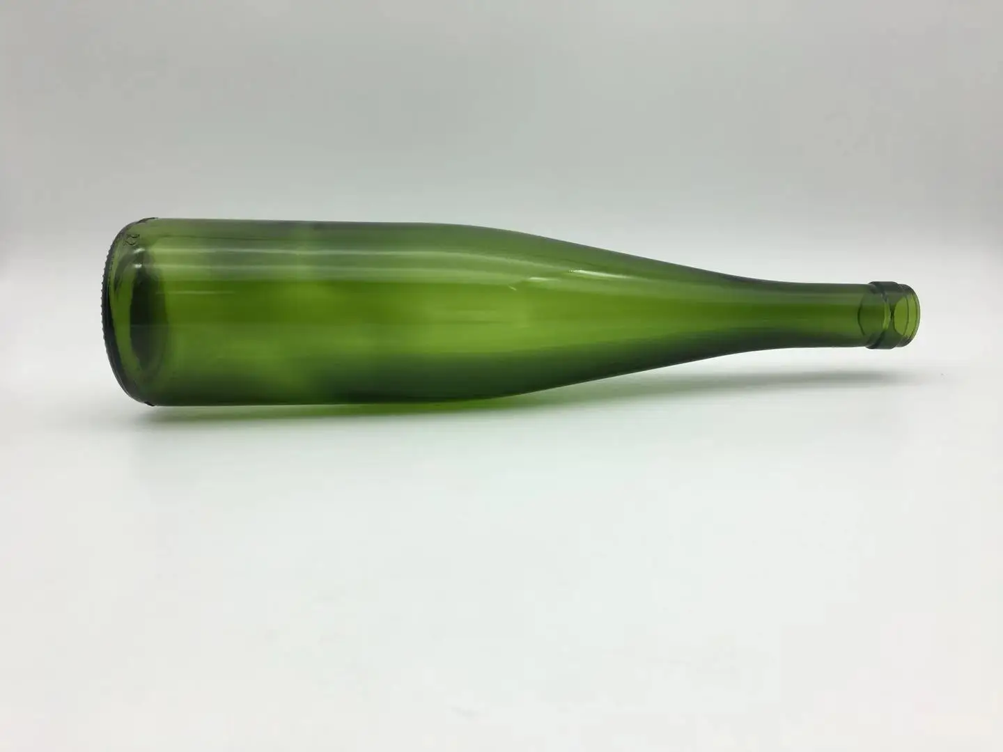 750ml green wine glass bottle with cork cover