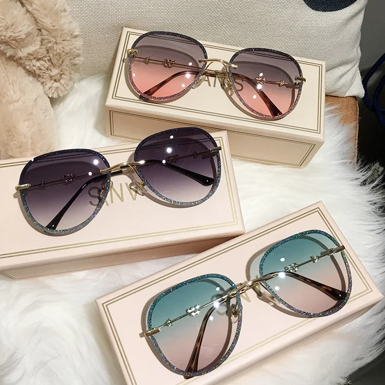 

2021 New Anti-ultraviolet Sunglasses With Diamonds For Women Gradient Color Shades Sunglasses