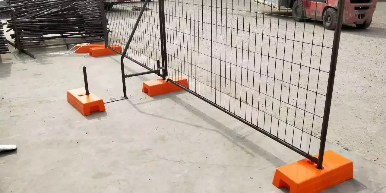 에 대한 최신 회사 뉴스 임시 담을 위한 콘크리트에 의하여 채워지는 안정되어 있는 지원 임시 담 기초 사출 성형 플라스틱 발  0