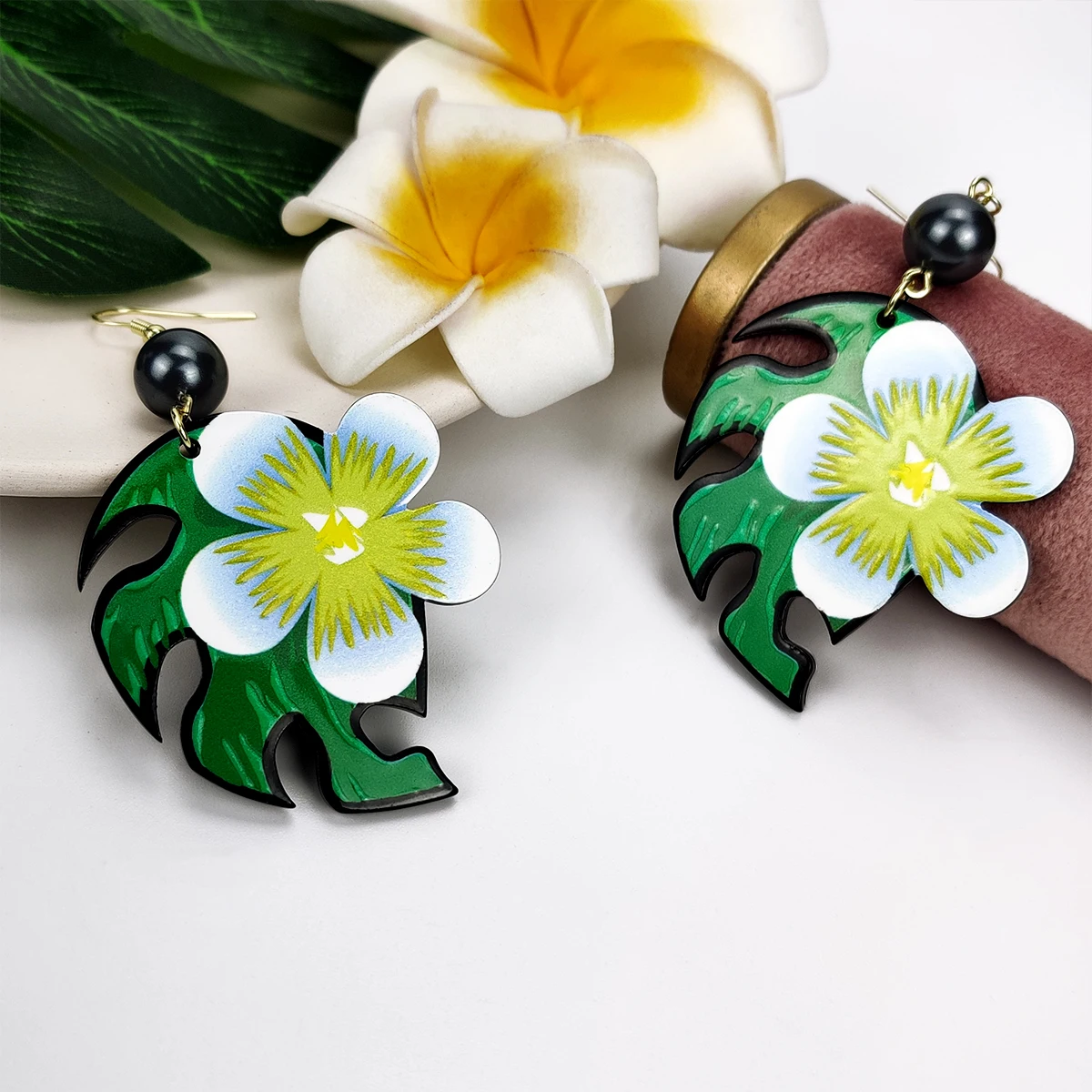 

Shuiin Custom Hawaiian Tribal Jewelry Polynesian Monstera Leaf Plumeria Pearl Acrylic Earrings Wholesale