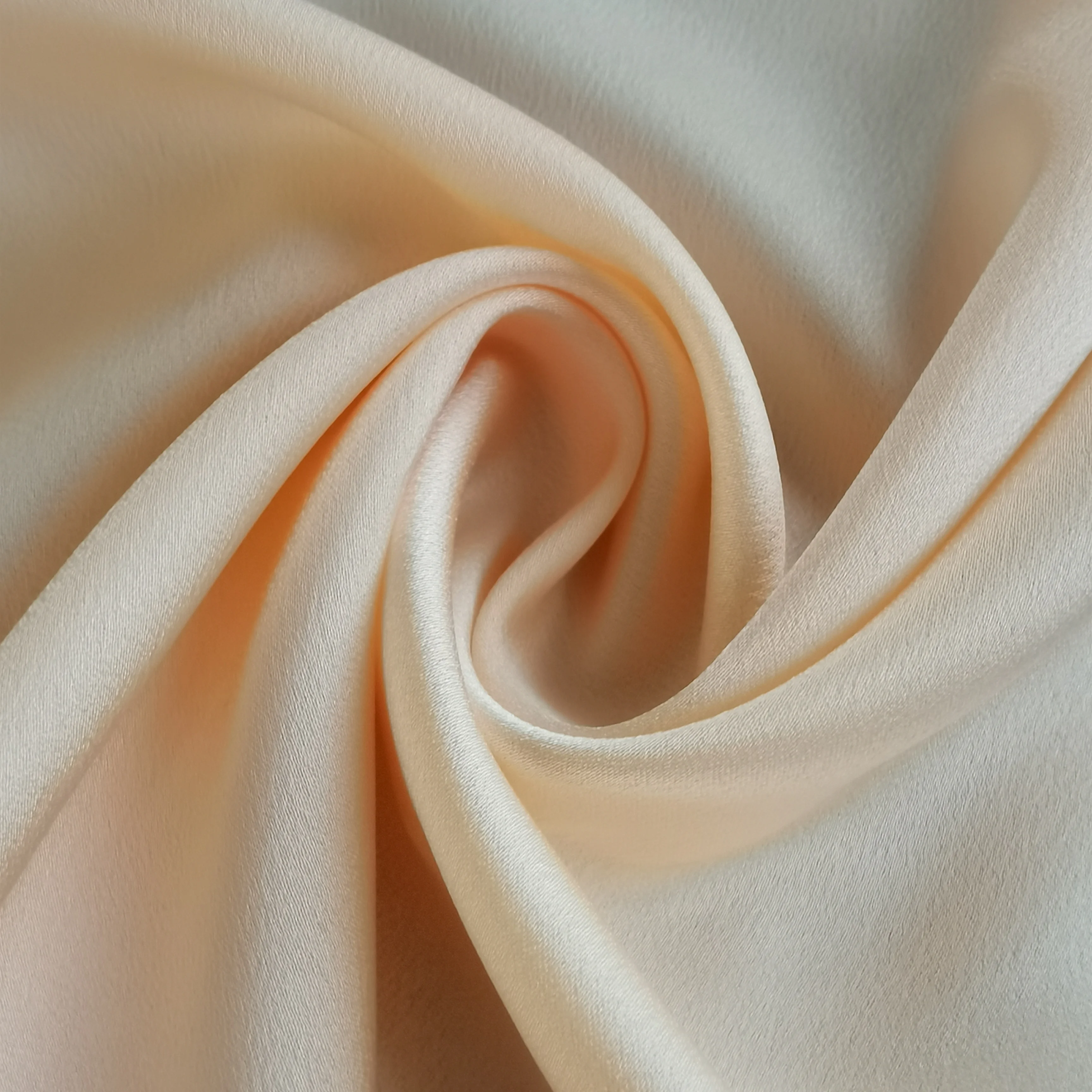 50% 再生涤纶缎面绉纱背新潮流时尚面料,适合女性服装,具有良好的dar