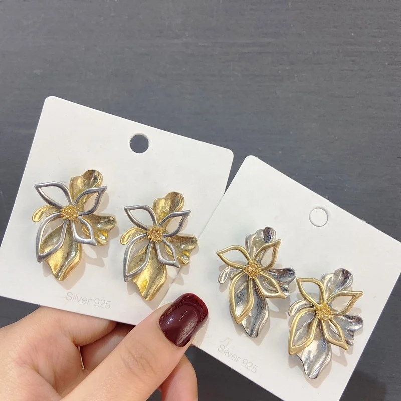 

Wholesale Fashion Vintage Gold Color Metal Flower Big Stud Earrings For Women Girls Personality Statement Oorbellen