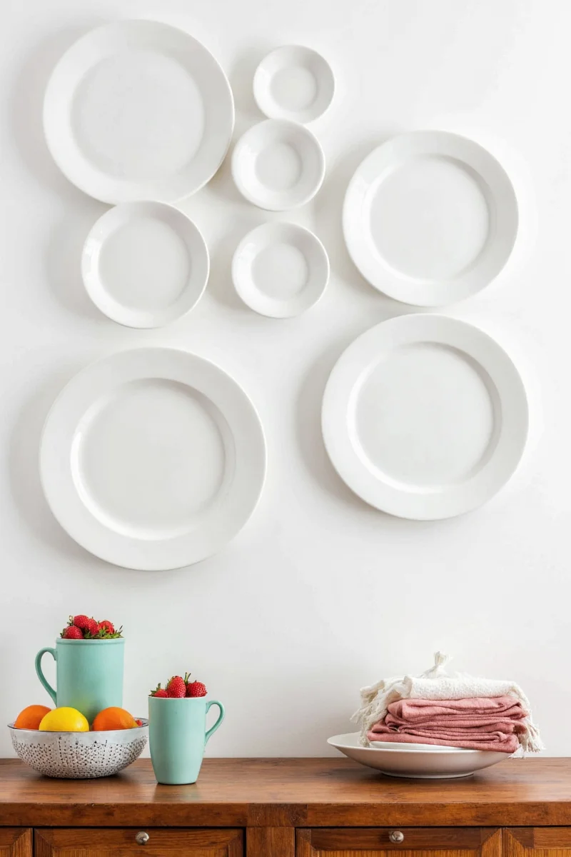 Kid-safe wall-mounted plate display