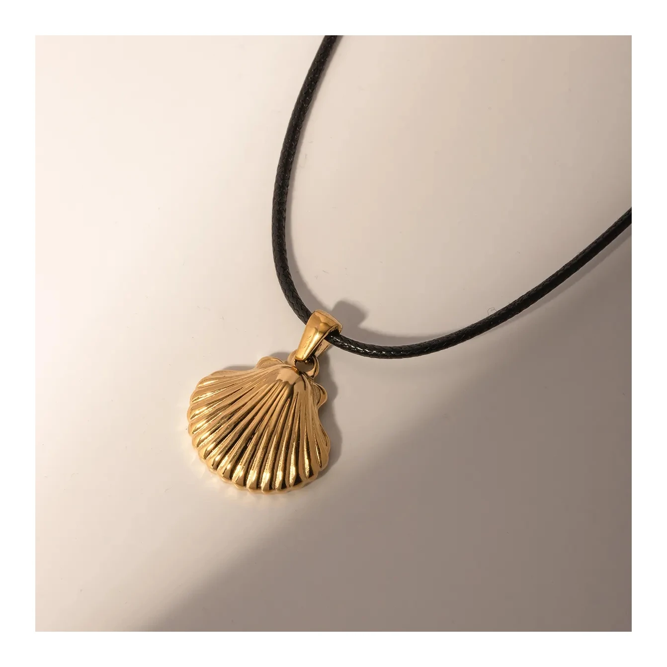 

ERESI Fashion Necklace Trend PVD 18K Gold-plated Stainless Steel For Women Black Cord Shell Texture Scallop Pendant Necklace