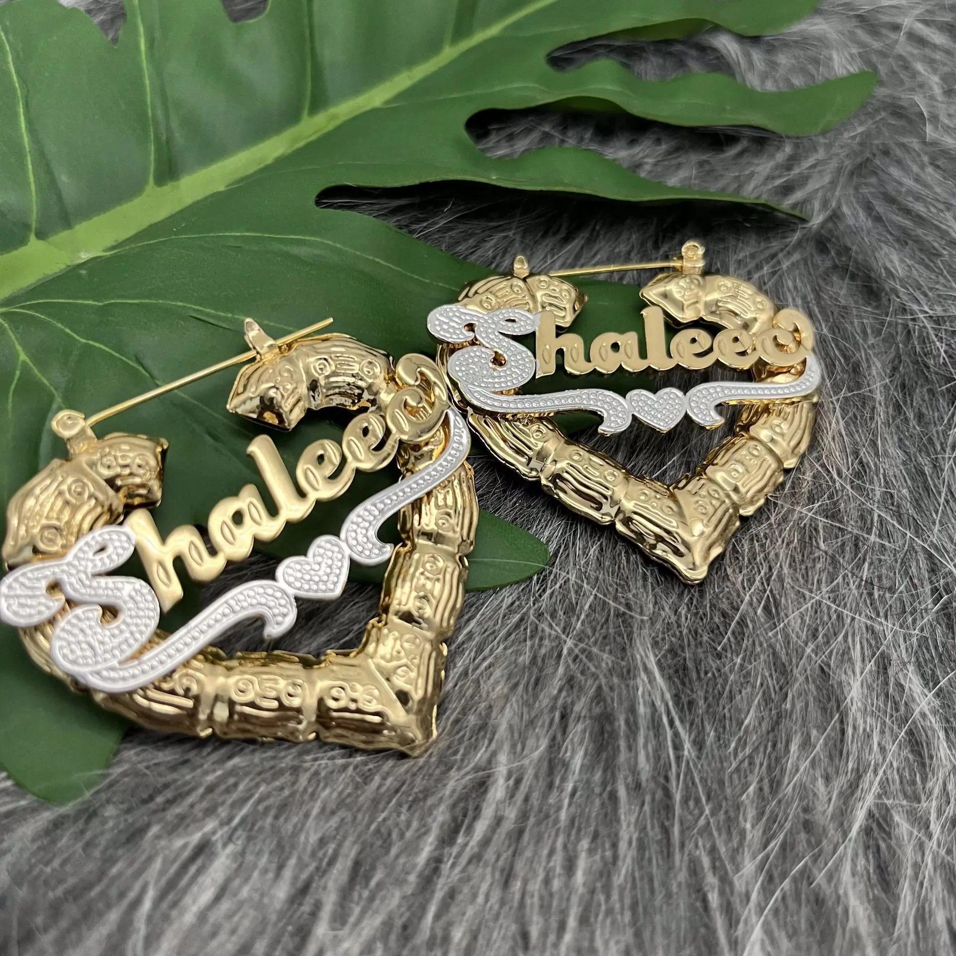 

Lateefah OEM Custom Name Peach Heart Bamboo Earrings Two-color Nameplate Corrosion Engraving Letter Earrings For Women Gift