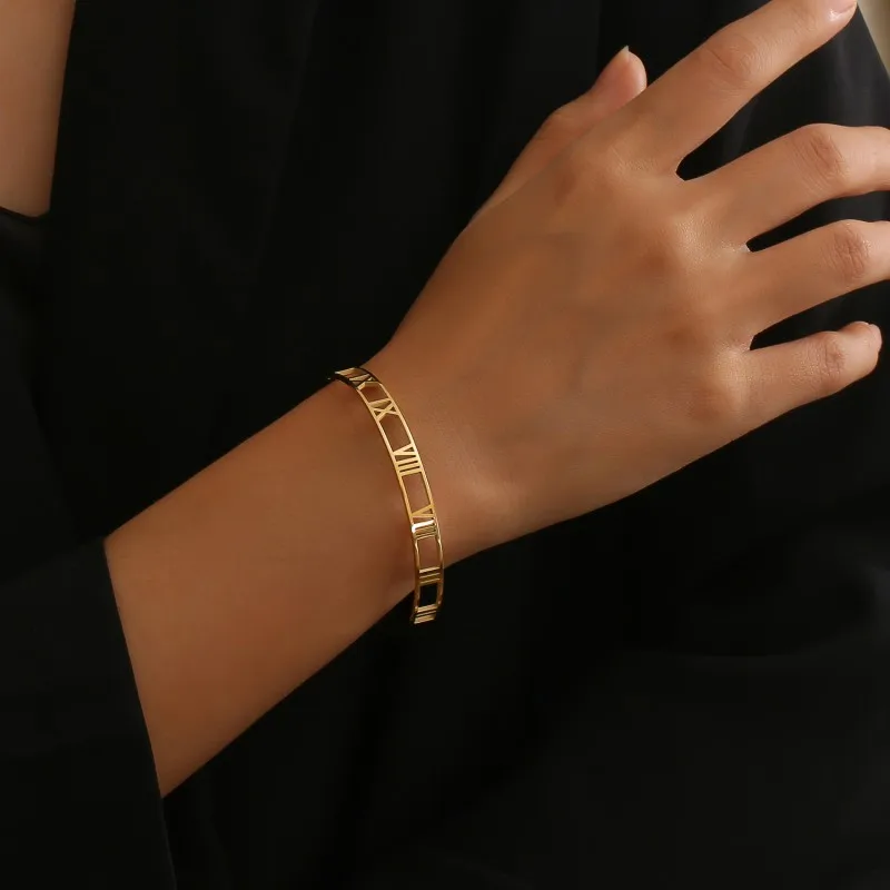 

Liuanan Drop Shipping 18K Gold Plated Engraving Logo Name Letter Bracelet For Gift Women Custom Roman Numeral Cuff Bracelet, Customized color