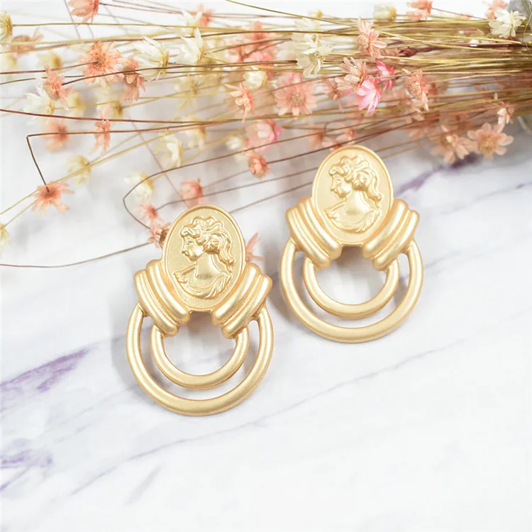 

Vintage Gold Plated Double Circle Elizabeth Queen Head Portrait Stud Earrings For Ladys Portrait Cameo Stud Earrings, As picture