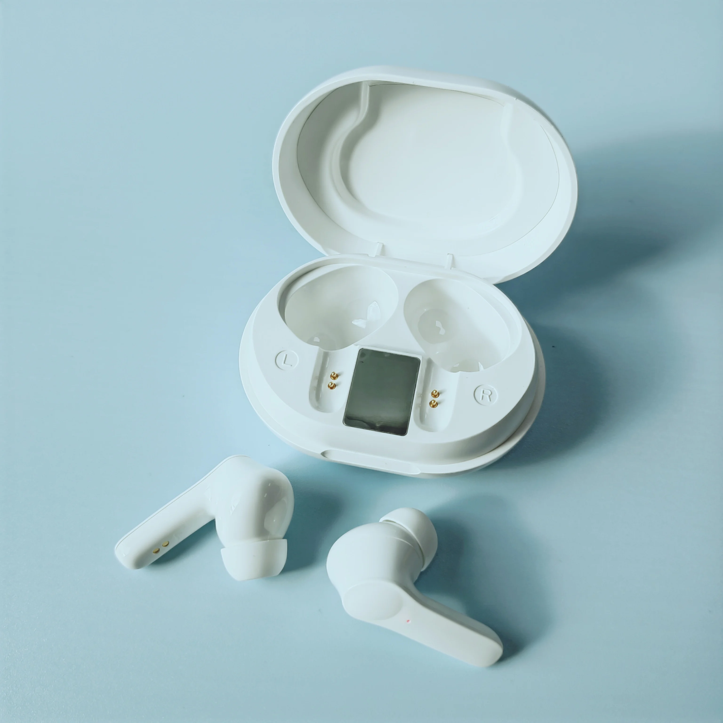 

2021 Factory Price waterproof true tws wireless earbuds earphones with charging case led display, White