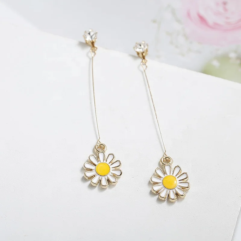 

Small daisies flower Nicholas simple temperament aesthetic oil drop flower fashion ear-free earrings, Gold silver