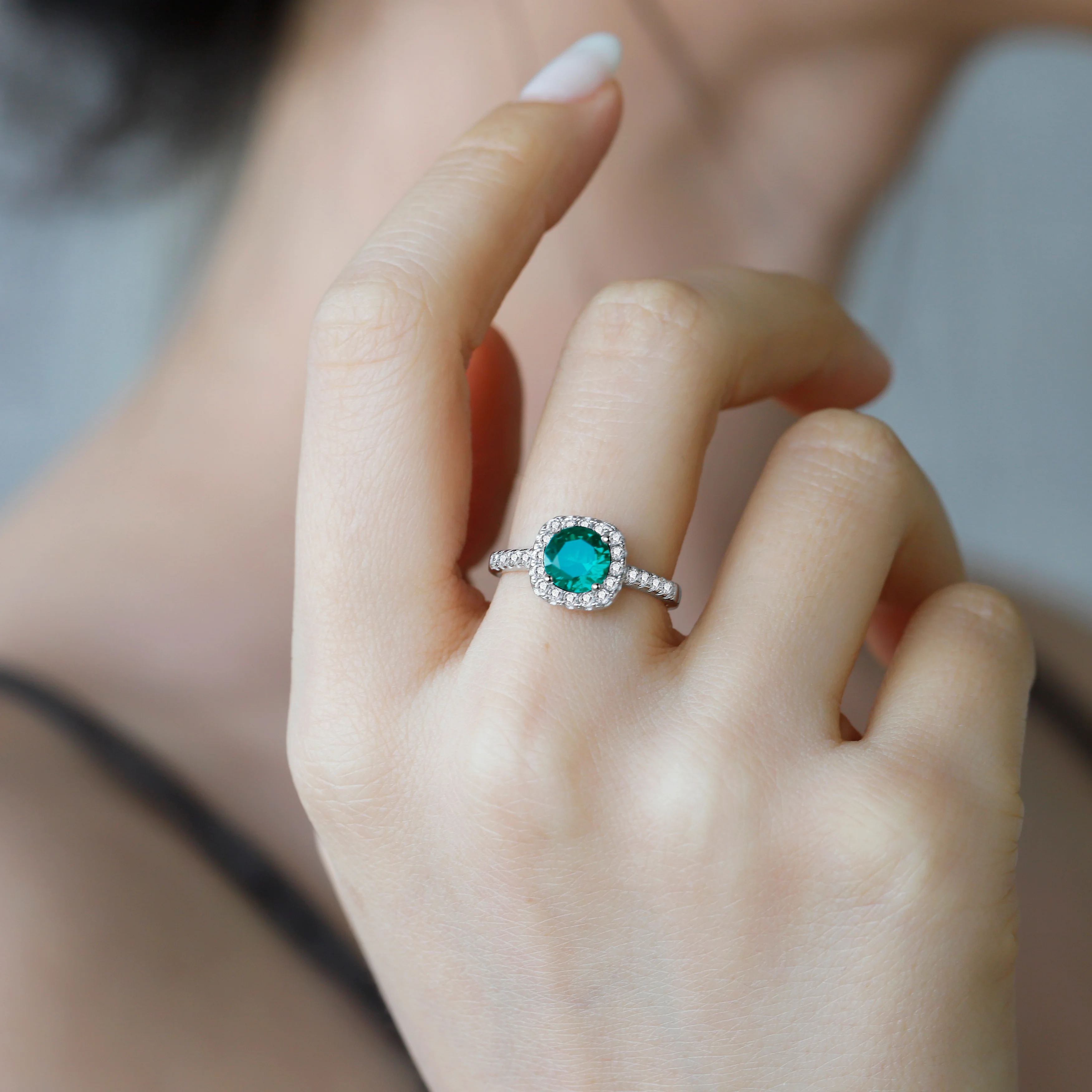 

Dylam high quality extreme luxury ladies exclusive jewelry silver emerald green white gold 5A zircon round emerald ring