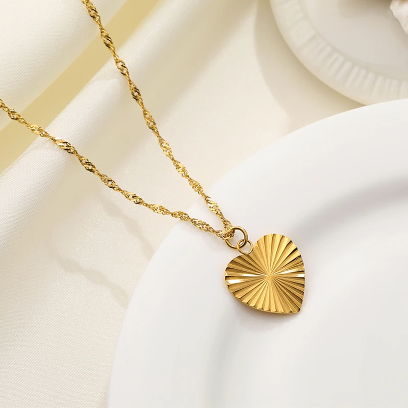 

Elegant Stainless Steel PVD Plated 18K Gold Heart Shaped Pendant Necklace for Women