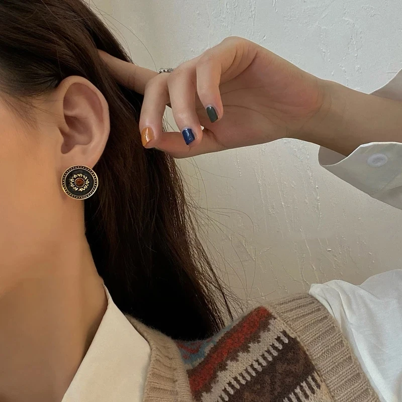 

Korean Elegant Metal Geometric Enamel Black Round Stud Earrings for Women Delicate Flower Crystal Jewelry Vintage Bow Earrings