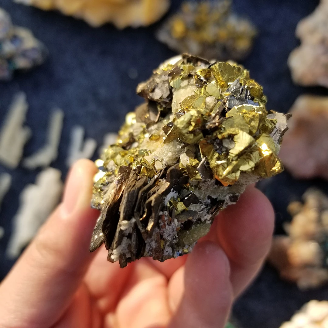 热卖天然黄铜矿水晶簇粗黄铁矿水晶孔雀石矿物标本家居装饰