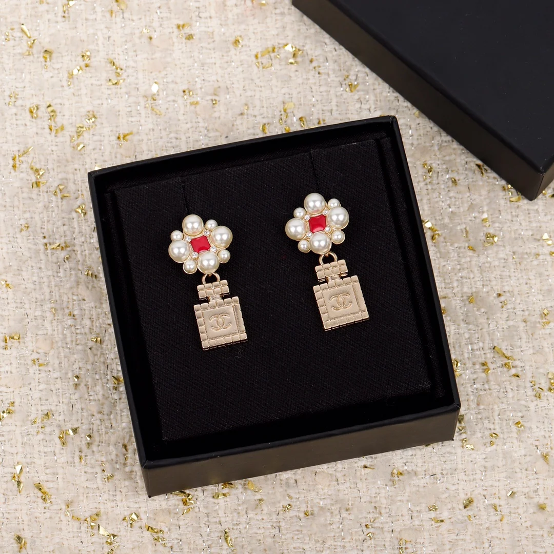 

Factory direct sales of high quality fashion Chanel small red flower earrings exquisite 925 silver earrings