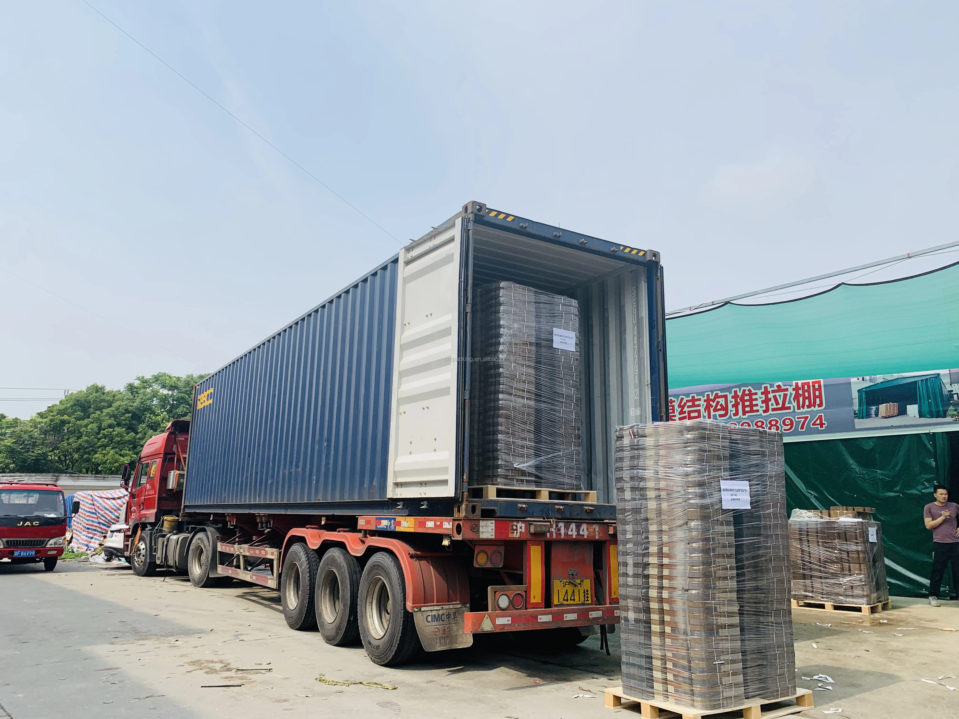 Loading container 40HQ.jpg