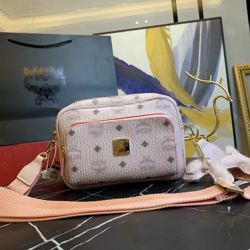 

The size of the camera bag is the same as the star