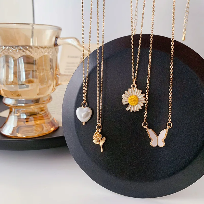 

OUYE Pearl Necklace Small Fresh Daisy Flower Pendant Metal Rose Flower Necklace Butterfly Alloy Clavicle Chain Female, Color