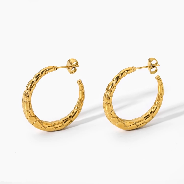 

Trendy Large C Shaped Hoop Earrings Jewelry Horn Pattern Engraved Huggie Chunky 18K Gold Stainlees Steel Hoop Earrings Women
