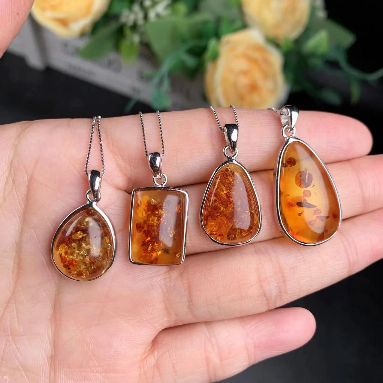 

China Supplier High Quality Nature Quartz Crystal piebald Amber Pendant Women Sliver Necklace For Sale