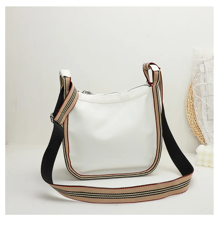 

Fashion simple women high quality luxury pu leather messenger bag girls relaxation bag for street party and beach, Picture shows