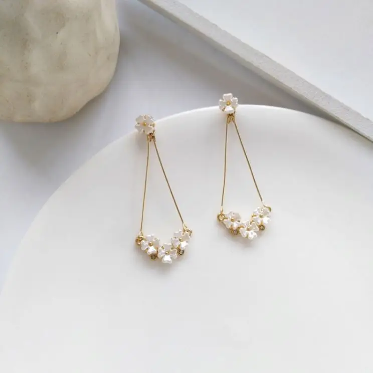 

Super Fairy Sweet Drop Earrings Age Reduction White Flower Earrings Japanese And Korean Minority Long Earrings